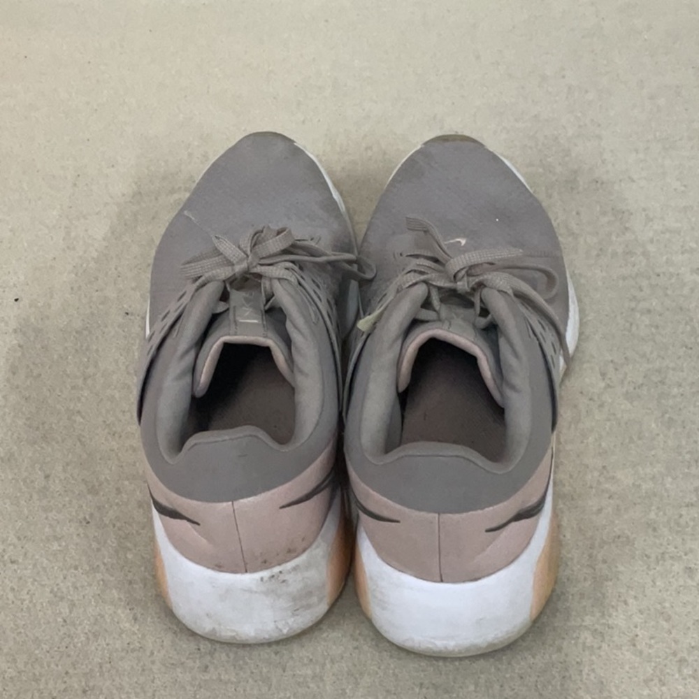 EUC Woman’s Nike sneakers - Picture 4 of 6